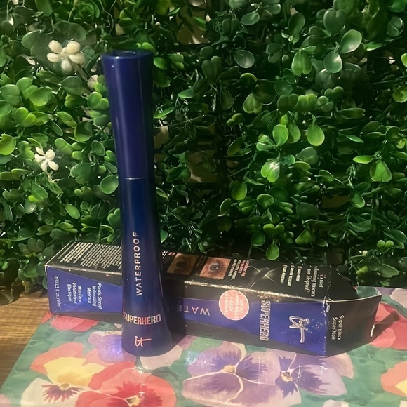 it cosmetics Other - Superhero Volumizing Waterproof Mascara
